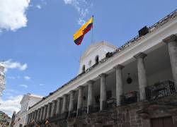 La escolta presidencial realiza el cambio de guardia frente al Palacio Presidencial de Carondelet en Quito el 14 de abril de 2025.
