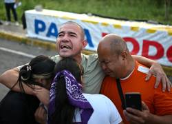 El preso venezolano Richard Puentes (C) abraza a sus familiares después de su liberación de la prisión El Rodeo I en Guatire, estado Miranda, Venezuela, el 23 de febrero de 2026.