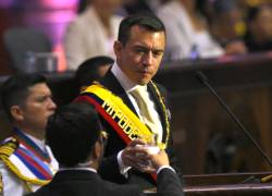 El presidente de Ecuador, Daniel Noboa, sostiene un vaso de agua mientras presenta su Informe Anual, en Quito, el 24 de mayo de 2026.
