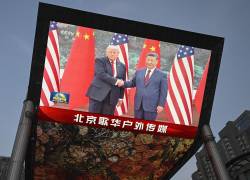 Una gran pantalla muestra la retransmisión del encuentro entre el presidente chino Xi Jinping y el presidente estadounidense Donald Trump en el Gran Salón del Pueblo en Pekín, el 14 de mayo de 2026.