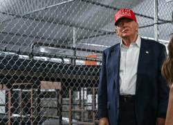 El presidente de Estados Unidos, Donald Trump, recorre un centro de detención de migrantes, conocido como Alligator Alcatraz.
