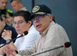 Esta imagen difundida por la oficina de prensa de la Presidencia de Colombia muestra al presidente de Colombia, Gustavo Petro (derecha), hablando durante una reunión de gabinete sobre la tormenta invernal en Montería, Córdoba.