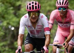 El ciclista ecuatoriano de EF Education - EasyPost, Richard Carapaz (izq.), y el ciclista mexicano del UAE Team Emirates XRG, Isaac Del Toro.