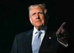 El presidente estadounidense Donald Trump habla con los periodistas antes de abordar el Air Force One al partir del Aeropuerto Internacional de Palm Beach en West Palm Beach, Florida, el 16 de noviembre de 2025.