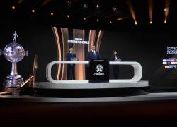 El Director de Competiciones y Operaciones de la Conmebol, Frederico Nantes (C), dirige el sorteo de los octavos de final de la Copa Libertadores en la sede de la Conmebol en Luque, Paraguay, el 2 de junio de 2025.