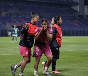 Evelyn Burgos celebrando la anotación de Dragonas IDV ante Palmeiras.