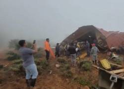Fotografía en la que se observa la casa destruida por el deslizamiento de tierra.
