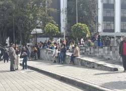 Ciudadanos y trabajadores fueron evacuados del edificio tras la alerta.