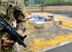 La droga, presunta cocaína según dijo a Efe una fuente oficial, estaba distribuida en 8 maletines hallados en un contenedor de un buque en tránsito por Panamá, detalló el Servicio Nacional Aeronaval (Senan).