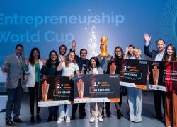 Ganadores del evento “Copa del Emprendimiento” junto a directivos empresariales.