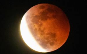 Imagen referencial de un eclipse lunar.