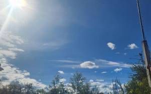 Las condiciones meteorológicas actuales presentan un cielo azul con poca nubosidad y alta radiación solar.