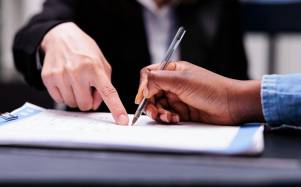 Imagen referencial a firma de contrato.