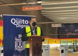 El alcalde de Quito, Santiago Guarderas, durante la entrega de los parámetros técnicos para la operación del Metro.