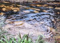 Fotografía que muestra la contaminación en el río Cupa.