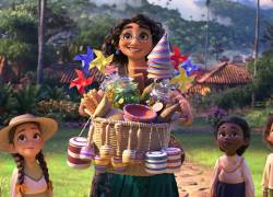Imagen cedida por Disney donde aparece el personaje Mirabel (c) durante una escena de la película de animación Encanto que se estrenará el 26 de noviembre.