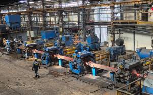 En la planta situada en Lasso (Cotopaxi), la siderúrgica produce 240 mil toneladas de acero líquido al año; 750 personas laboran en el centro industrial. A nivel nacional, la compañía tiene 1.500 colaboradores.