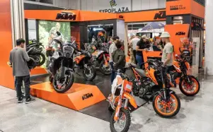 Asistentes visitan una feria de motos en el Centro de Convenciones de Guayaquil.