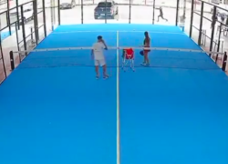 Una mujer habría sido asesinada en una concurrida plaza comercial de Manta.