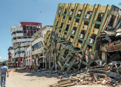 En Portoviejo, el centro colapsó por el terremoto.