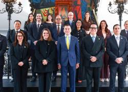 El presidente de Ecuador, Daniel Noboa (C), posa junto a su gabinete ministerial.