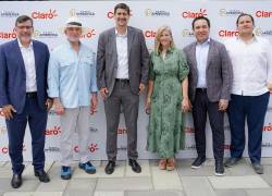 Izquierda a derecha: David Alava; director de tecnología de la información y comunicación de Claro, Víctor Ferreti Cordovez; presidente de Ambiensa, Xavier Reyes; gerente institucional y alianzas de Claro, Rhonda Cevallos; vicepresidenta ejecutiva de Ambiensa; Francisco Corzo, director comercial de Claro; Alfredo Nuques, vicepresidente de gestión estratégica de Ambiensa.