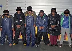 Fotografía que muestra a los seis detenidos a bordo de la embarcación.