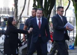 Fotografía que muestra el arribo del alcalde Pabel Muñoz a la Fiscalía General del Estado.
