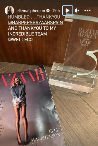 $!La modelo Elle McPherson publicó entre las historias de su Instagram haber recibido el reconocimiento de la revista de moda internacional Harpers Bazaar.