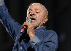 El presidente de Brasil, Luiz Inácio Lula da Silva, habla frente a simpatizantes tras ganar las elecciones.