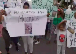 Familiares de reos protestaron en las inmediaciones de la Gobernación de Esmeraldas.