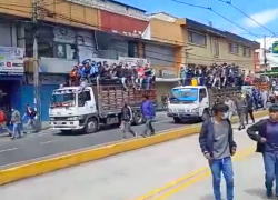 Decenas de manifestantes llegaron en camiones.