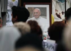 El papa Francisco sigue grave, informa el Vaticano.