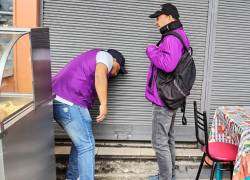 Personal del Arcsa, durante una inspección en un local de comida.