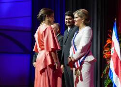 La vicepresidenta de Ecuador, María José Pinto (I), felicita a la nueva presidenta de Costa Rica, Laura Fernández.