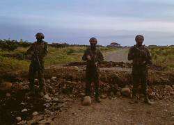 Fotografía de militares en la pista clandestina luego de que fue destruida con maquinaria.