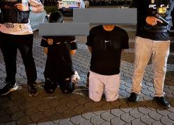 Fotografía que muestra a los dos menores de edad bajo custodia de policías.