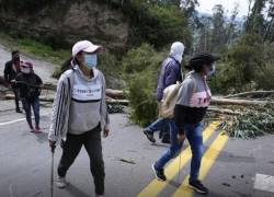 Manifestantes bloquean la carretera Panamericana en el primer día de una huelga general nacional para protestar por el aumento de los precios de los combustibles.