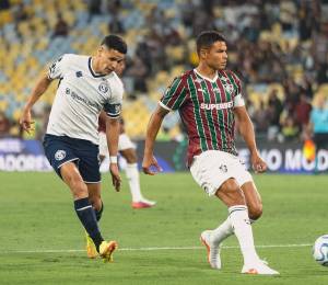 Alex Arce enfrentando a Thiago Silva por los octavos de final de la Copa Libertadores.