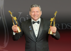 El ecuatoriano ganó 2 Premios SOVAS en la categoría de radio en español, galardones estadounidenses considerados los Óscar para los artistas de la voz.
