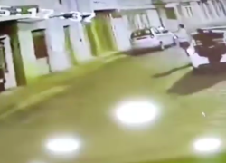 En redes sociales se viralizó un video de las cámaras de seguridad, en el cual se ve a dos policías saliendo de la vivienda de la víctima.