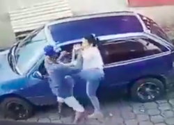 Mujer se vuelve viral tras enfrentar a un delincuente en Quevedo.