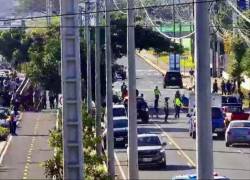 En el Día del Padre, una familia ve perder a tres integrantes por un vehículo que los arrolló mientras esperaban sentados que abriera un local comercial.