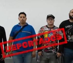Los cuatro hombres retenidos en una oficina de Migración.
