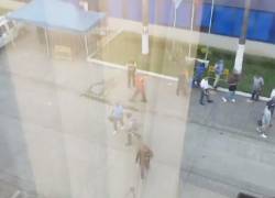 Balacera mortal en exteriores de CNEL en Guayaquil desata pánico y suspensión de atención