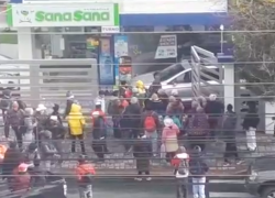 Los manifestantes irrumpieron en un local comercial en Ambato.