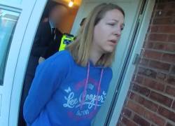 Una imagen de la cámara corporal de un agente, publicada por la policía de Cheshire Constabulary en Manchester el 17 de agosto de 2023, muestra a la enfermera Lucy Letby siendo arrestada en su casa en Chester el 3 de julio de 2018.