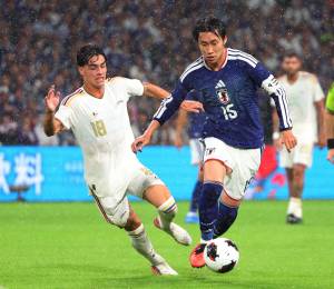 Daichi Kamada enfrentando a Marco Libra durante amistoso internacional entre Japón y Venezuela.