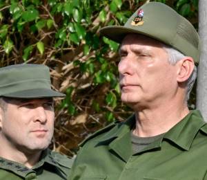 El presidente de Cuba, Miguel Díaz-Canel (derecha) asiste al funeral de los 32 soldados cubanos que murieron durante la captura de Nicolás Maduro por parte de EE.UU.