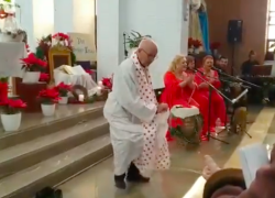 Los bailes del sacerdote causan sensación en su comunidad.